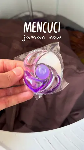 Mencuci jaman now yg aku suka 😍 pakai laundry pods jd praktis 😍 Promo Laundry pods @Clogent ada dikeranjang aku ya  #laundrypods #laundrypod #laundrydetergent #laundryday #laundryhack 
