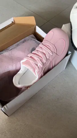 Giày thể thao nữ theo phong cách retro basic phối màu đơn giản với 2 màu trắng Hồng nhạt nữ tính dễ phối đồ ⸻ 👟 Đôi giày màu hồng:  • Màu sắc: Hồng pastel nhẹ nhàng, nữ tính.  • Chất liệu: Vải giả da hoặc da PU nhám.  • Đế: Đế đen với rãnh chống trượt.  • Phong cách: Trẻ trung, dễ phối đồ với váy, quần jean, đồ thể thao. ⸻ 👟 Đôi giày màu trắng:  • Màu sắc: Trắng kem (hơi ngả trắng sữa), trung tính, dễ phối đồ.  • Chất liệu: Cùng kiểu chất liệu với đôi màu hồng.  • Đế: Đen với rãnh chống trượt ⸻    • Phù hợp với các bạn nữ thích phong cách nhẹ nhàng, dễ thương hoặc casual năng động. #xuhuongtiktok #giaythethao #giaysneaker #giaynuxinh #viral_video #virral #xhh🐰 #xh2024🍀🍀🍀 