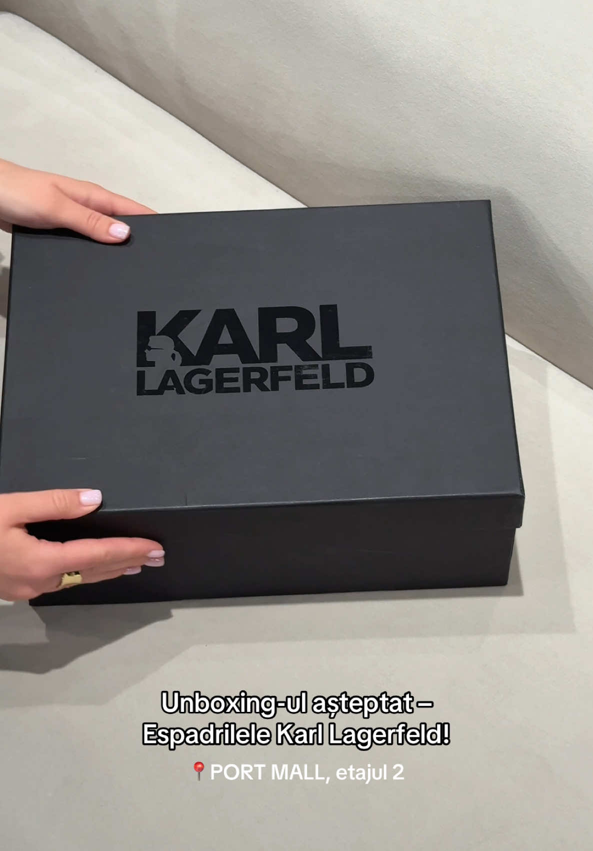 Unboxing-ul așteptat – Espadrilele Karl Lagerfeld!✨ Deschizi cutia și te vezi deja hoinărind pe malul mării ori savurând un apus fenomenal. Espadrilele Karl Lagerfeld de la DRESSCODE te duc cu gândul direct în vacanță.⛱️ 📍PORT MALL, etajul 2 #chisinau #moldova #dresscode #portmall #style #fashion #karllagerfeld #viral 