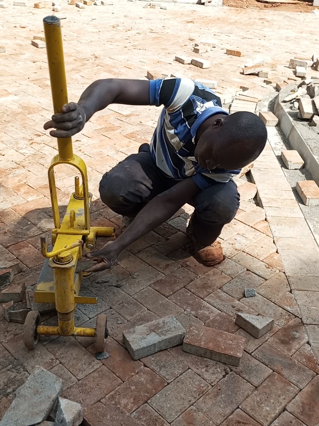 When installing paving blocks, cutting edges is a critical step to ensure a clean, professional finish around the perimeter of the paved area, especially where full blocks do not fit. Here's a clear breakdown of the process and tips for doing it#pavingcontractors #kenyantiktok🇰🇪 #kenyantiktok🇰🇪 #kujituma #PavingBlocks #pavingcontractors #pavingblocksexpert        #creatorsearchinsights 