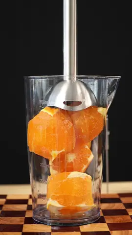 It takes only 10 seconds to squeeze orange juice. A handheld blender is enough. A lot of replacement heads are provided.#handmixer #juice #veganrecipe #popular 