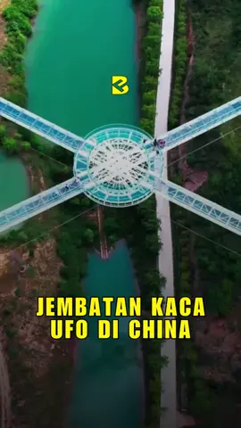 Jembatan Kaca Haizhaigou UFO dibuka pada 2023 sebagai jembatan penyeberangan kaca terpanjang di China dan jembatan penyeberangan terpanjang ketiga di dunia. Ada yang mengatakan jembatan itu adalah keajaiban arsitektur dan hanya orang-orang pemberani yang berani berjalan di atasnya. #beranda #fyp 