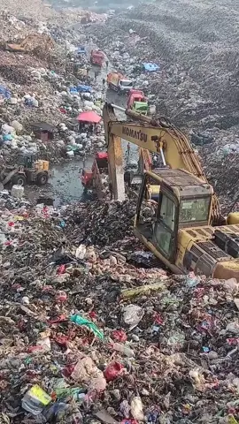 #operator_excavator  perjuangan diatas gunung sampah