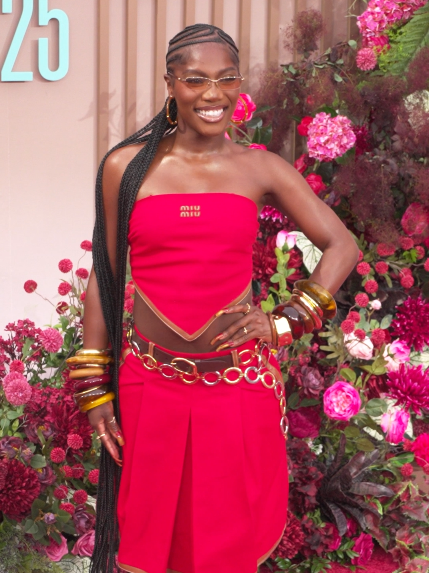 #Doechiia été récompensée pour ses prouesses musicales et son esprit d'innovation lundi aux #BETAwards2025. La rappeuse est arrivée sur le tapis rouge dans un look Y2K signé #MiuMiu et des tresses aux longueurs XXL. Vous validez le look ?  #TikTokFashion #redcarpet