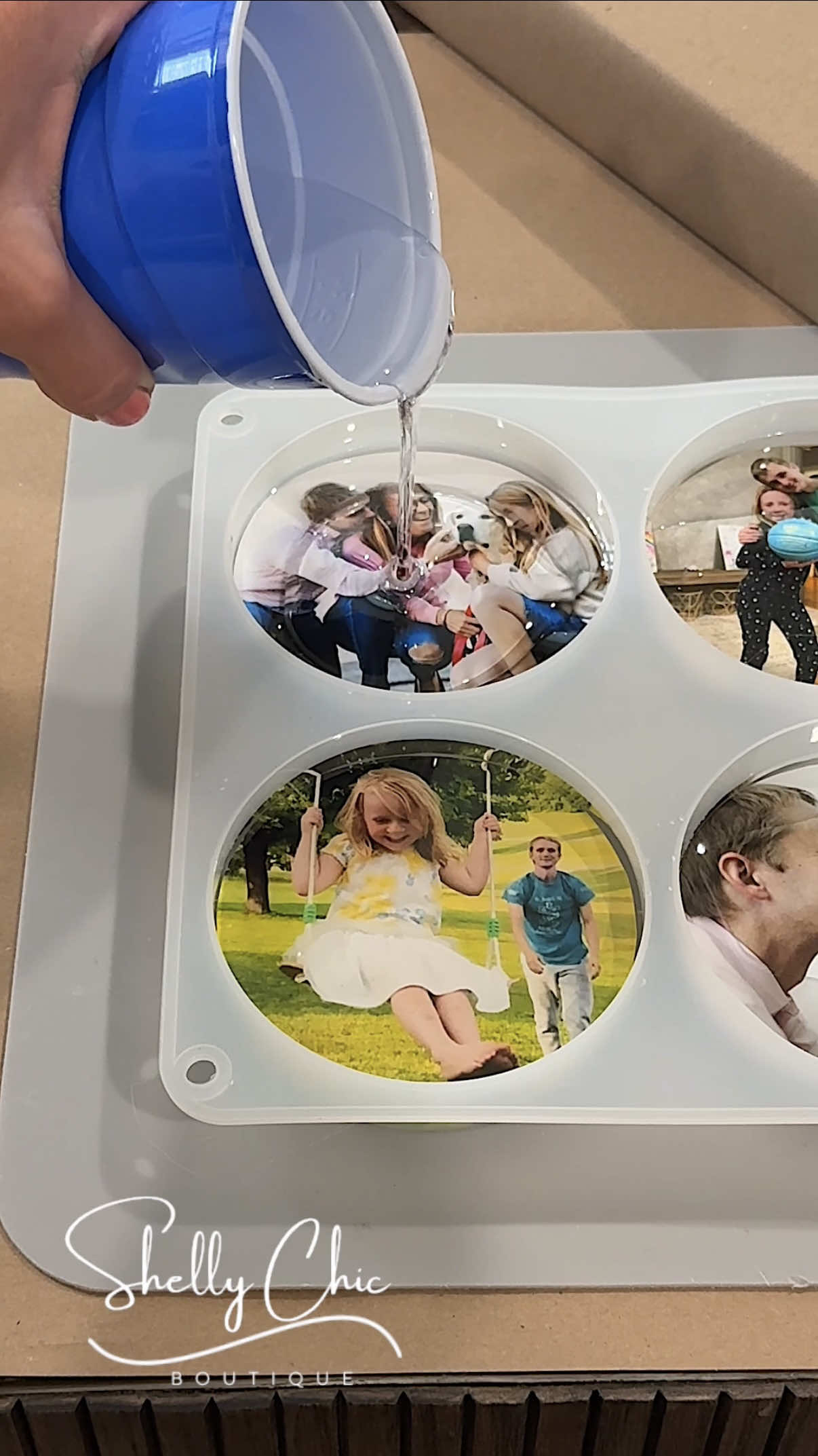 Sealing memories in resin ✨🖼️🧪 #epoxycoasters #easydiy #diymom #diygift #resincoasters #giftsonabudget #photogifts 