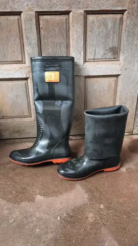 รองเท้าบูทยาว บูทดำยาวผูกเชือกได้ใช้งานได้ดีมากครับทนทานมากๆครับ