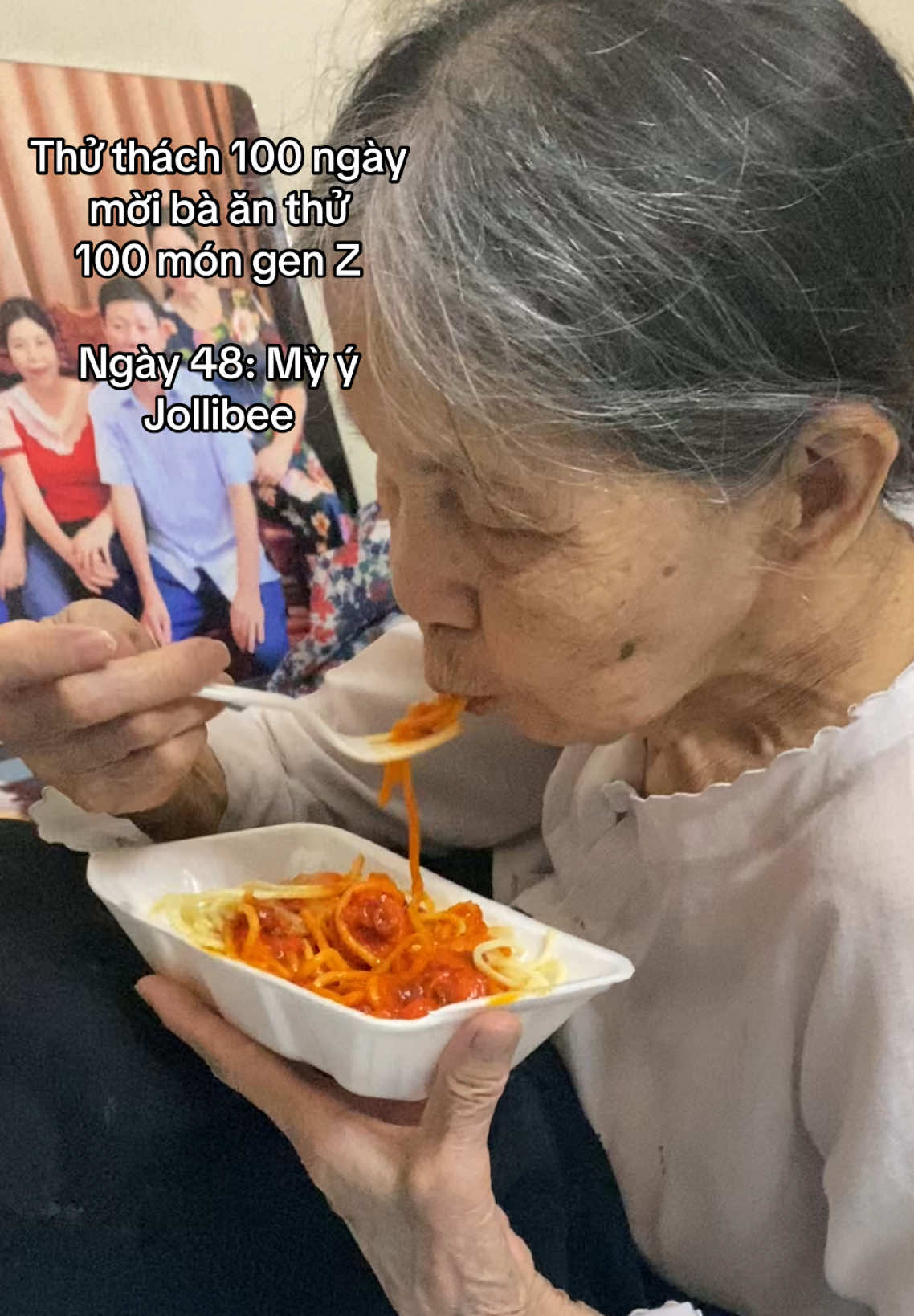 Ngày 48/100: Hôm nay bà ngoại mình ăn thử mỳ ý của nhà ong 😚 . . . Tiếp theoo các bạn muốn ngoại thử món gì nèee ^^ #ancungbangoai 