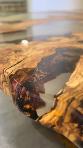 ITALIA LUX DESIGN 🇮🇹 Radica di ulivo centenario incontra la resina satinata ✨🌳. Un connubio di natura e arte in questo pezzo unico. #resinart #ulivocentenario #radica #arte 👉 www.italialuxdesign.com 