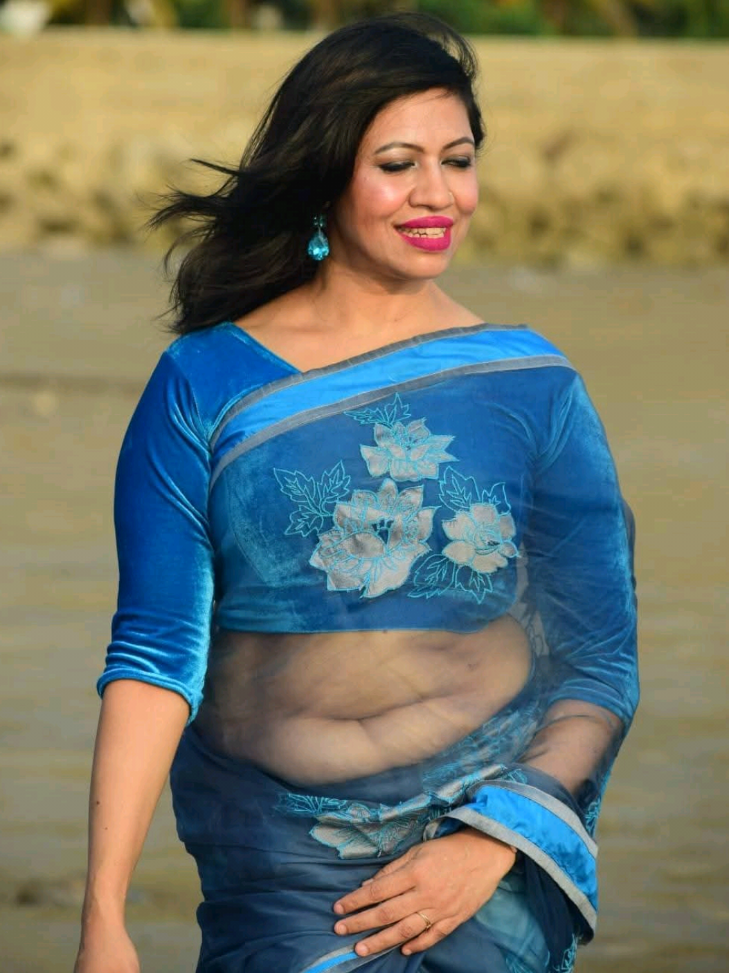 শাড়ী তে নারী..