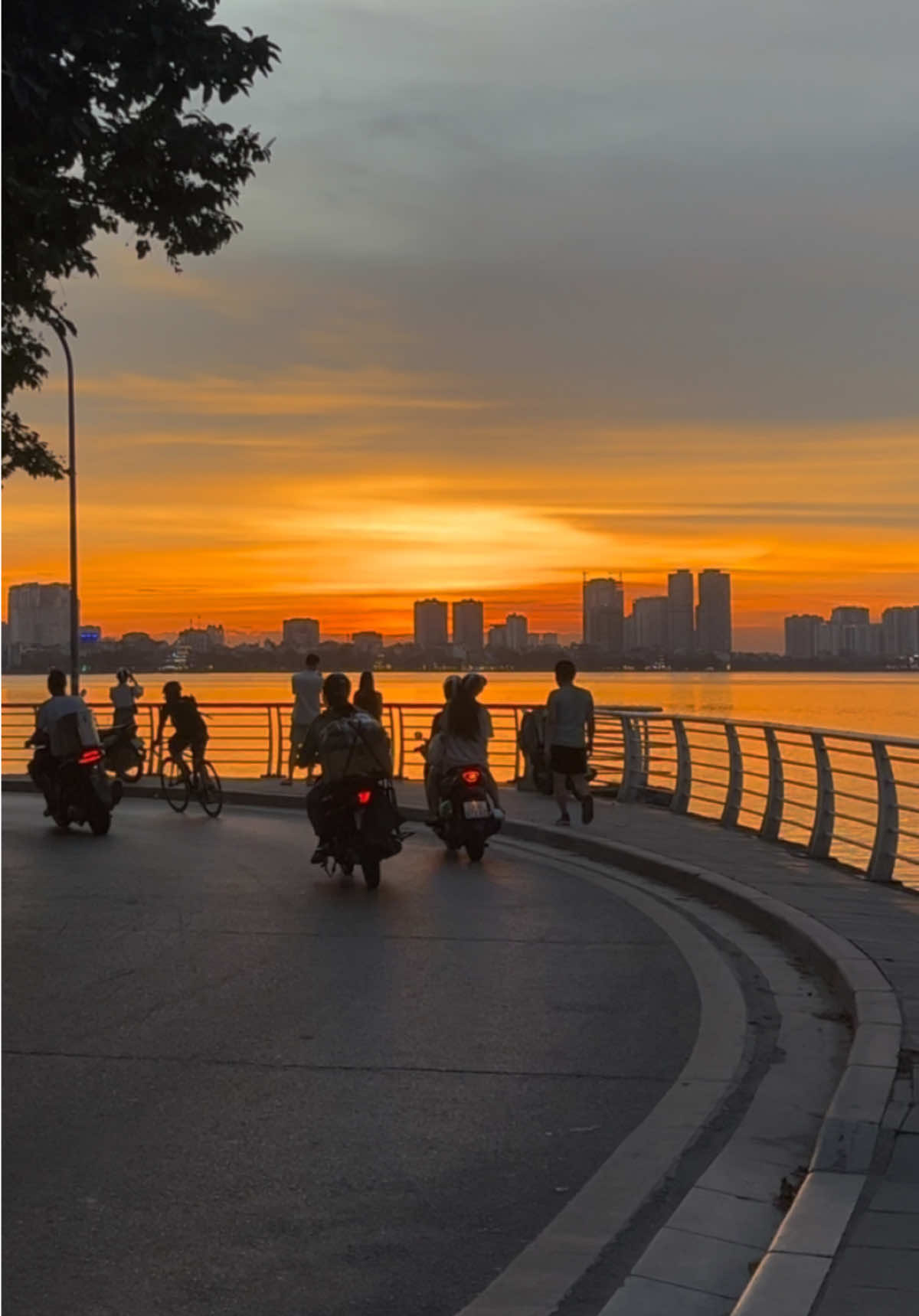 Bản chất của tình yêu là hy vọng. Đứng trước một sự thật phũ phàng đã rõ mười mươi, người ta vẫn tìm cách giải thích theo chiều hướng ít bi quan nhất.... | 02.06.25 Ho Tay, Ha Noi | #fyp #viral #hanoi #hoanghon #hotay #sunset #fypシ゚ 