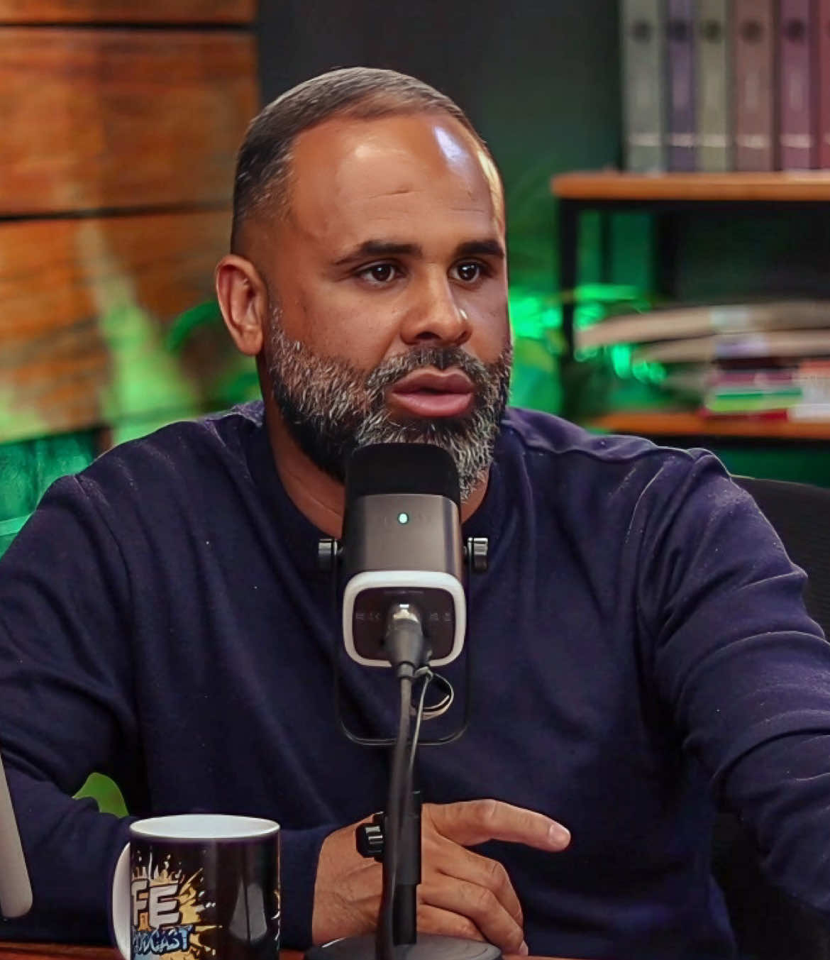 🔥 Por que os serafins ficam acima do trono… se nada pode ficar acima de Deus?