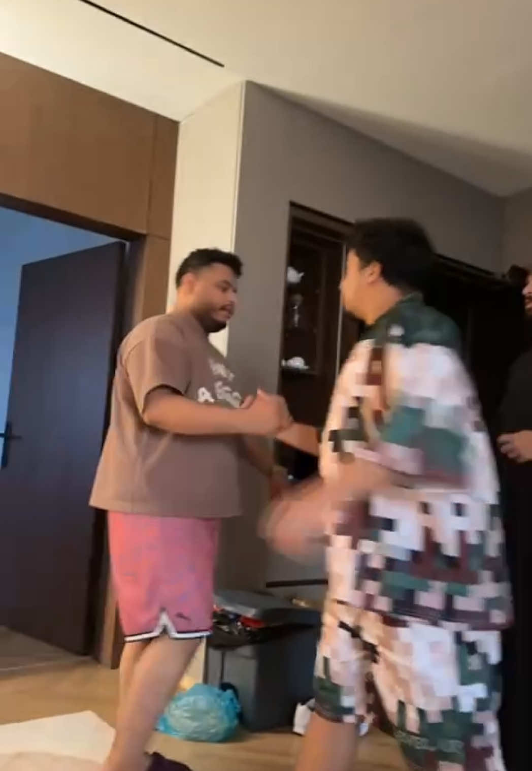 بالصدفة كنا بنمشي بنفس الوقت 