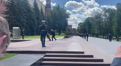 Le jour de la Mémoire et du Deuil, Vladimir Poutine a déposé une couronne au Tombeau du Soldat Inconnu. Des anciens combattants, des militaires des Forces armées et des diplômés d’écoles militaires ont participé à la cérémonie. Le ministre de la Défense, Andreï Beloussov, a également déposé des fleurs à la Flamme éternelle.#foryou #tiktokfrance #Pouvoir #movie #pourtiktok #france #pourvoustous #deuschland🇩🇪 #romania🇷🇴 