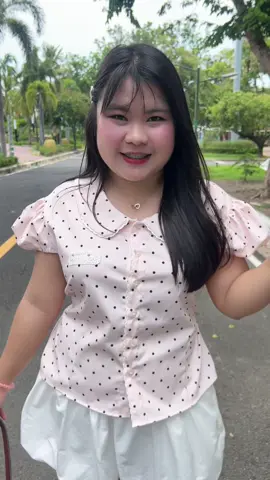 ลายจุดสีชมพูคือที่สุด🎀🤍 #เสื้อคอบัว #เสื้อแขนตุ๊กตา #เสื้อสาวอวบ #เสื้อผ้าผู้หญิง #ไอเดียแต่งตัวสาวอวบ #เสื้อผ้าแฟชั่น #คลาสแฟชั่น #outfit #polkadot #OOTD 