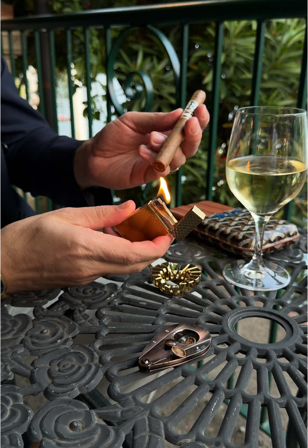 Taking in the serene surroundings of San Mamete di Valsolda on the banks of Lake Lugano at Stella d’Italia Hotel with the Petit Encanto, the newest vitola to enter our range and quickly become a team and fan favourite 😍 Paired expertly with a Lugana from Lake Garda, for a calm and refreshing highlight to any day. How have you paired your Petit Encantos? 🍂🔥🍾