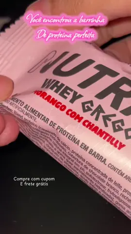 A barra proteica que une sabor, nutrição e cremosidade! Sabe aquela proteína que realmente dá gosto de comer? Essa é a GREGO BAR – inspirada no iogurte grego original, com um toque de cremosidade ÚNICO e 11g de proteína por unidade! 💪✨ Feita com um mix inteligente de proteínas (WPC, WPI, caseína e colágeno), vitaminas, minerais e fibras! Ideal pra quem busca praticidade sem abrir mão do sabor! 🔥 ✔️ Zero glúten ✔️ Rica em aminoácidos essenciais ✔️ Com Zinco, Selênio e vitaminas A, D3, B6, B9 e B12 ✔️ CFM: tecnologia de filtração avançada para máxima pureza ⚠️ Contém lactose e derivados de leite e soja. 📌 Consuma 1 unidade por dia para melhores resultados! #TikTokShopChegou #nutrata  #barraproteica #greekbar #wheyprotein #iogurtegourmet #nutriçãoesportiva #proteína #cremosidade #vidasaudavel #fitnessbrasil #snacksaudavel #proteinasaborosa #alimentofuncional #gymfood #fitnessdodia