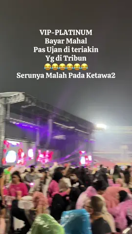 Jangan Lupakan Drama Keujanan di Konser Blackpink 😂😂😂 Siapa aja yg keujanan disini???!! Abis ujan terbitlah panas!! Selain Topi Ingat bawa kipas portabel yg bisa di gantung di leher. 😂 sampai ga berasa GBK panas sampe MRT baru nyadar kipas masih nyala 🫡🫡🫡 #blackpink #konserblackpink ##blackpinkconcert 