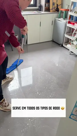 Mais limpeza com menos esforço: pano de microfibra para rodo! 🧽✨ #praticidade #rells #viralvideos #donadecasa #explore #limpeza #casalimpa  #viral #explorepage #rellsinstagram #fyp 