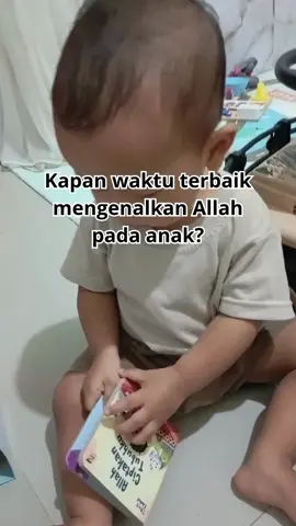Bunda, tahu nggak? 🧠 1000 Hari Pertama Kehidupan (HPK) itu adalah masa emas pembentukan 80% otak si kecil. Kita sering fokus ke nutrisi dan stimulasi motorik, tapi ada satu fondasi yang tak ternilai: fondasi spiritual. Di saat otaknya ibarat spons, membisikkan dan membacakan kalimat Tauhid akan menjadi 'rekaman' ketenangan pertama dalam hidupnya. Ini bukan soal membuatnya 'paham', tapi membuatnya 'merasa' aman dan akrab dengan nama Rabb-nya. Bingung mulai dari mana? Buku di video ini dirancang khusus untuk itu. Yuk, bangun fondasi terbaik untuknya. Investasi dunia akhirat untuk si buah hati, klik keranjang kuning sekarang! 👇 #1000HPK #GoldenAge #ParentingIslami #StimulasiBayi #MengenalkanAllah #TumbuhKembangAnak #BukuAnakIslami #KeranjangKuning