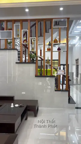 Vách cầu thang đẹp, vách cầu thang, vách ngăn phòng khách, vách trang trí cầu thang. #noithat #tubep #noithatdep #phongkhach #phongkhachdep #ketivi #vachopthantre#noithatthanhphat 