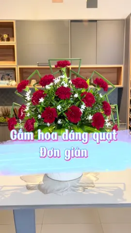 Cắm hoa dáng quạt đơn giản bằng chiếc bình chuông trắng cân mọi sắc hoa #bolenahomedecor #binhcamhoa #decoration #decor #camhoanghethuat #camhoadongian #xuhuong 