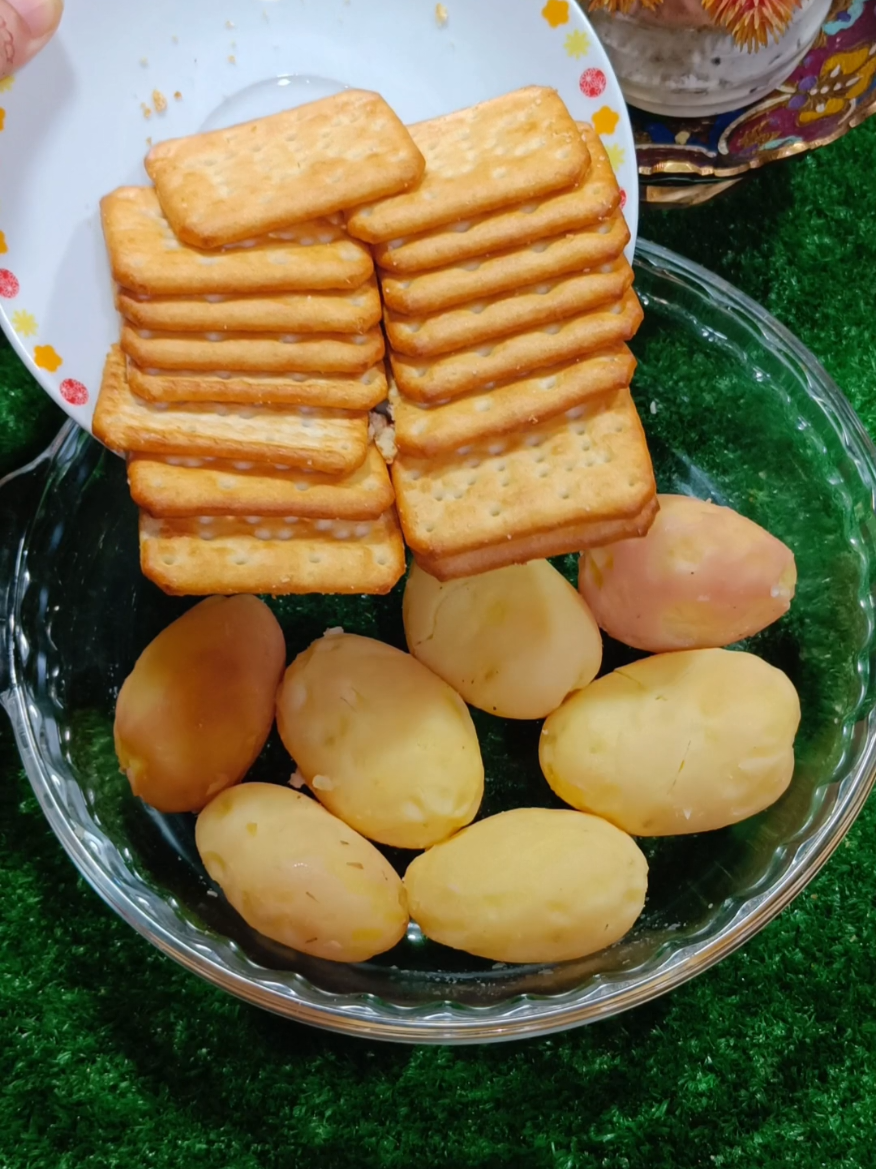Jab achank sy nazdeek k mehman aa jaen tu aloo par biscuits dal kar mazedar sy snacks bana len. #trending #viral #fyp  #indianrecipe #foodrecipe #asmaranirecipes #urdufoodrecipe #foryoupage #foryou 