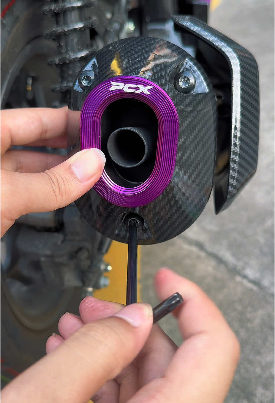 ติดตั้งวงแหวนตกแต่งนี้ PCX160 ของคุณจะดูหล่อขึ้นทันที💜#pcx160 #pcxthailand #pcx2025 #click160 #ฝาครอบท่อไอเสีย 