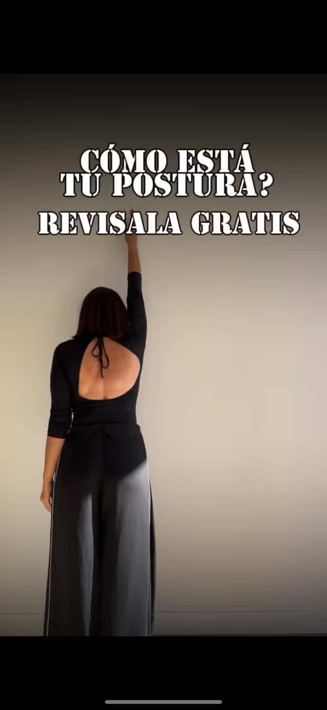 Este ejercicio también es ideal para mejorar la movilidad de hombros y omóplatos. Hacelo de 5 a 10 repeticiones, prestando atención a la técnica: 	1.Mantené los brazos extendidos. No dobles los codos durante el movimiento. 	2.Estabilizá la zona lumbar. Evitá arquear la espalda baja; debe mantenerse firme y neutra. 	3.No gires el torso. El movimiento debe salir solo de los brazos, sin rotación del tronco