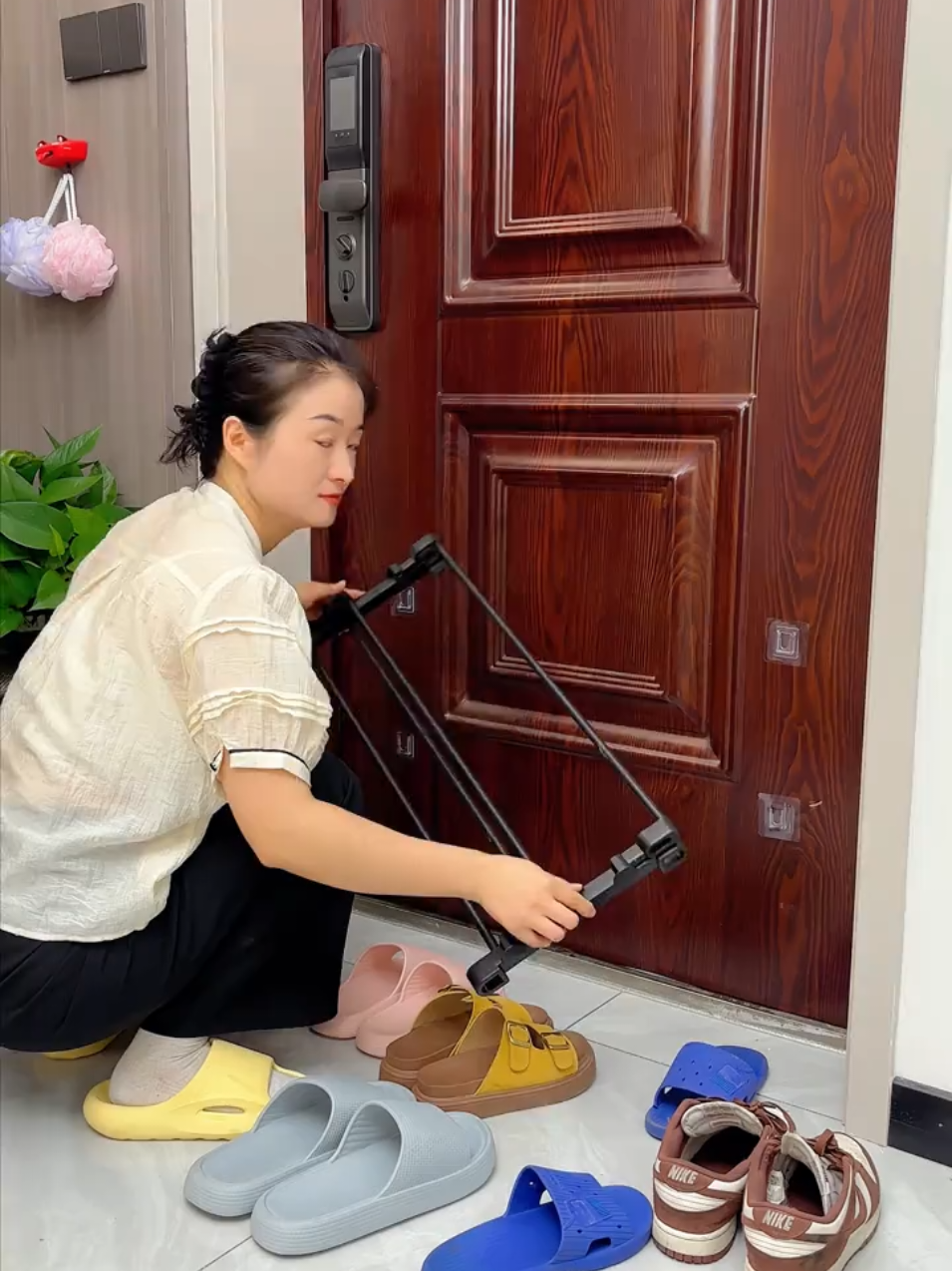 Nếu bạn lắp giá để giày sau cửa, việc thay giày khi về nhà sẽ tiện lợi hơn nhiều. Bạn không cần đục lỗ để cất giày trên tường, giày dép sẽ được sắp xếp gọn gàng. 