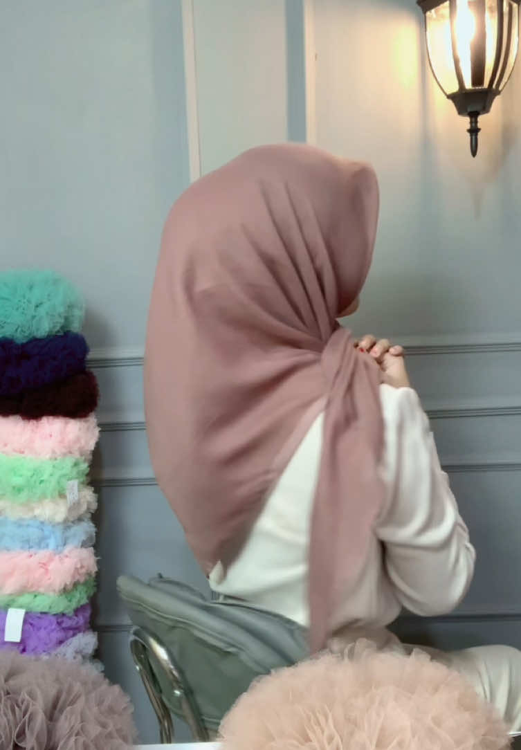 co disini 👉🏻  @Nasta Hijab kalau pakenya bener pasti bisa rapi dan paripurna seperti ini ya !! #cepolanhijab #cepol #cepolantipusing #cepolrambut #cepolhijab #ikatrambut #ikatrambutviral #scrunchies #scrunchie #cepolnastahijab 
