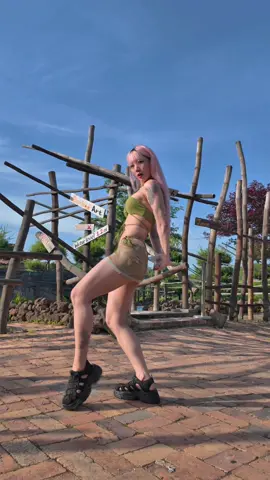 어떤 배경이 제일 잘 어울려??#hearts2hearts #dancechallenge #bassdownlow #fyp #이안챌린지 #댄스챌린지 #중휴림 
