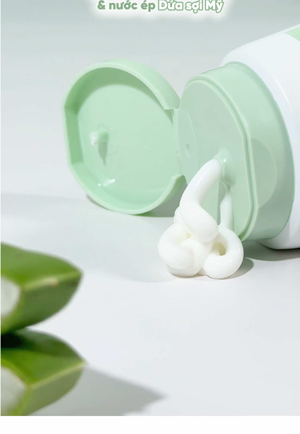 Bà nào hay uốn tạo kiểu tóc mà sợ tóc xơ rối hư tổn thì tham khảo như em này nhà Christophe Robin nha #ChristopheRobinVietnam #leaveincream #CRVietnam #duongtoc #haircare #HairCareTips #haircareproducts #ugc #ugccreator #ugccontentcreator #ugccommunity #ugctips #ugcvideo #ugcexample #ugcaesthetic #videoproduction 