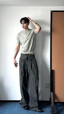 “Không cần nhiều, chỉ cần phối đúng là đủ ngầu 😎#phốimùahè #thoitrangnam #outfitnam #menstyle #mensummerstyle #phongcachnam #outfitideas #traidepmacgi #xuhuong #OOTD