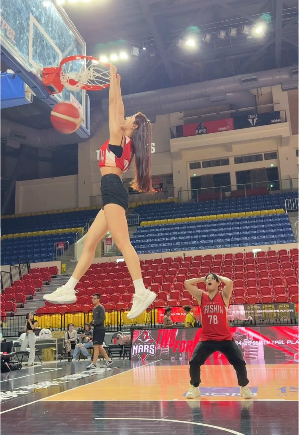 當啦啦隊會灌籃🏀 #籃球 #啦啦隊女孩 #灌籃 