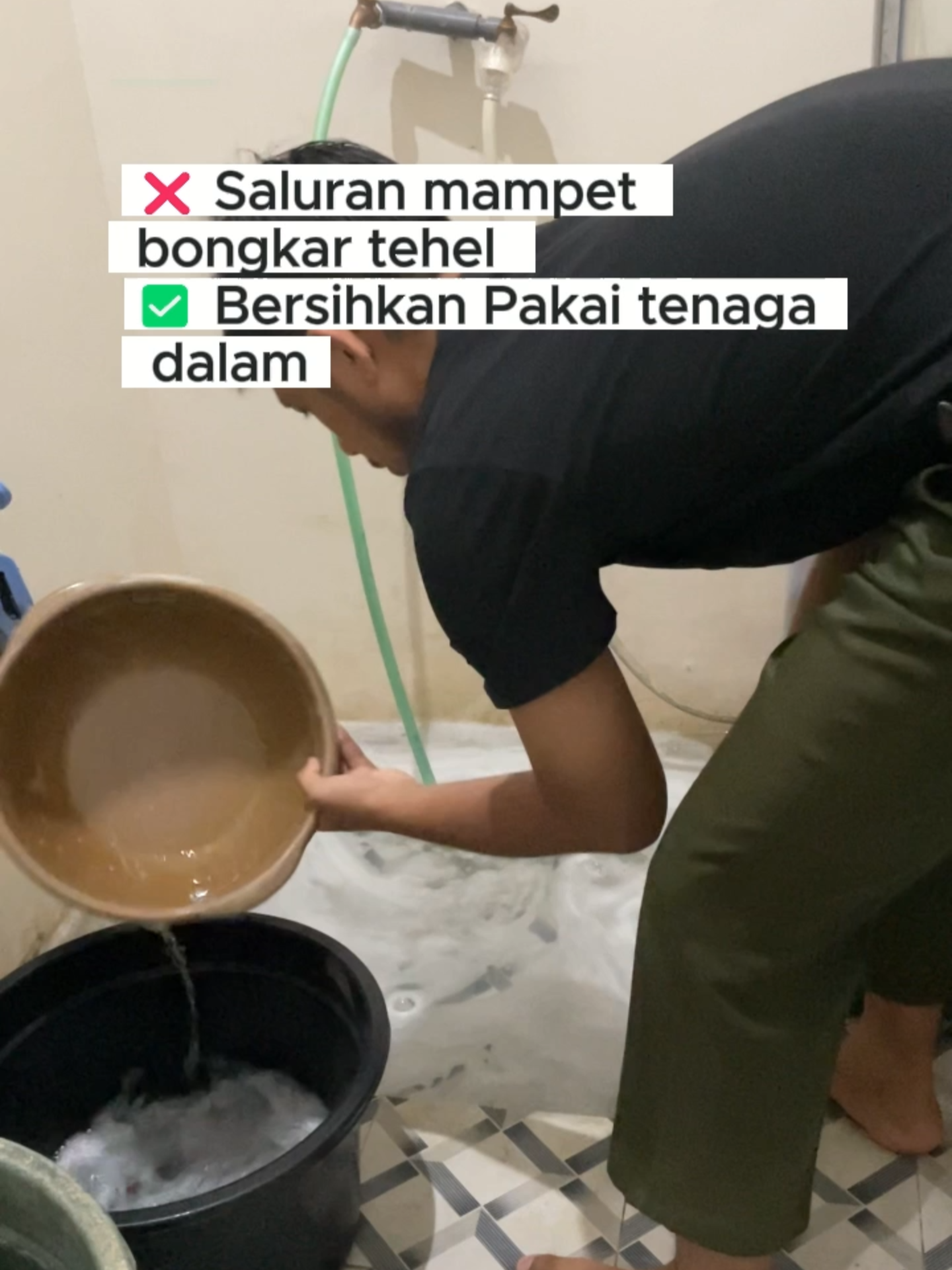 Kadang bingun kan kalau saluran sudah mampet tapi bingung cara bersihkannya gimana .. stop pakai soda api .. gak ngaruh sama sekali , aku sudah buktikan jadi mending pakai kawat spiral ini selain penggunaannya yang mudah ini dijamin ampuh buat tembusin tuh kotoran di saluran pembuangan kamu #saluranmampet #kawatspiral #saluranbuntu