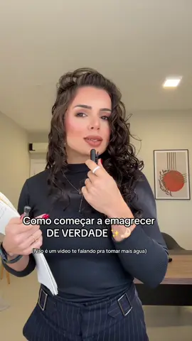Começar a emagrecer vai muito além de parar de comer besteira e tomar mais água. Mexe com a zona de conforto, com a saúde mental e principalmente com a expectativa de mais uma tentativa frustrada.  Emagrecer DE FATO, exige estratégia. E é aqui que eu entro pra te guiar!!  #comocomeçaraemagrecer #emagrecer #planoalimentar #nutricao #organizacao #gatilhomental 