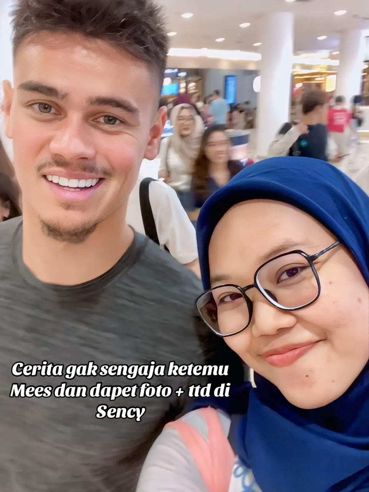 Gak sengaja ketemu Mees maghrib maghrib waktu mau balik hotel, kesannya : - Baik  - Care - Nyengir selalu as always, apalagi kalo udah mode pose buat foto ya - Kayak model orang gak enakan, jadi dijabanin semua selama dalam batas wajar - Memanusiakan manusia yaa #meeshilgers #Mees #timnasindonesia @M. 