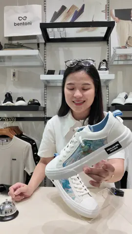 ☁️ Chambray – Sneakers cho ngày nhẹ tênh. Thân giày phối vải Chambray thoáng khí – không hầm chân. Form thể thao gọn gàng, trẻ trung. Lót da bò êm ái – đi chơi hay đi làm đều okela. Không cần dây buộc – xỏ vào là đi! #ChambraySneakers #BentoniDaily #OutfitOfTheDay#BentoniDaily #bentonitecatlitter #SneakerDaBò #GiàyMặcMỗiNgày #ĐẳngCấpPháiMạnh #giaybentoni #VietTikTok #crocoboy #xuhuongtiktok #Bentoni