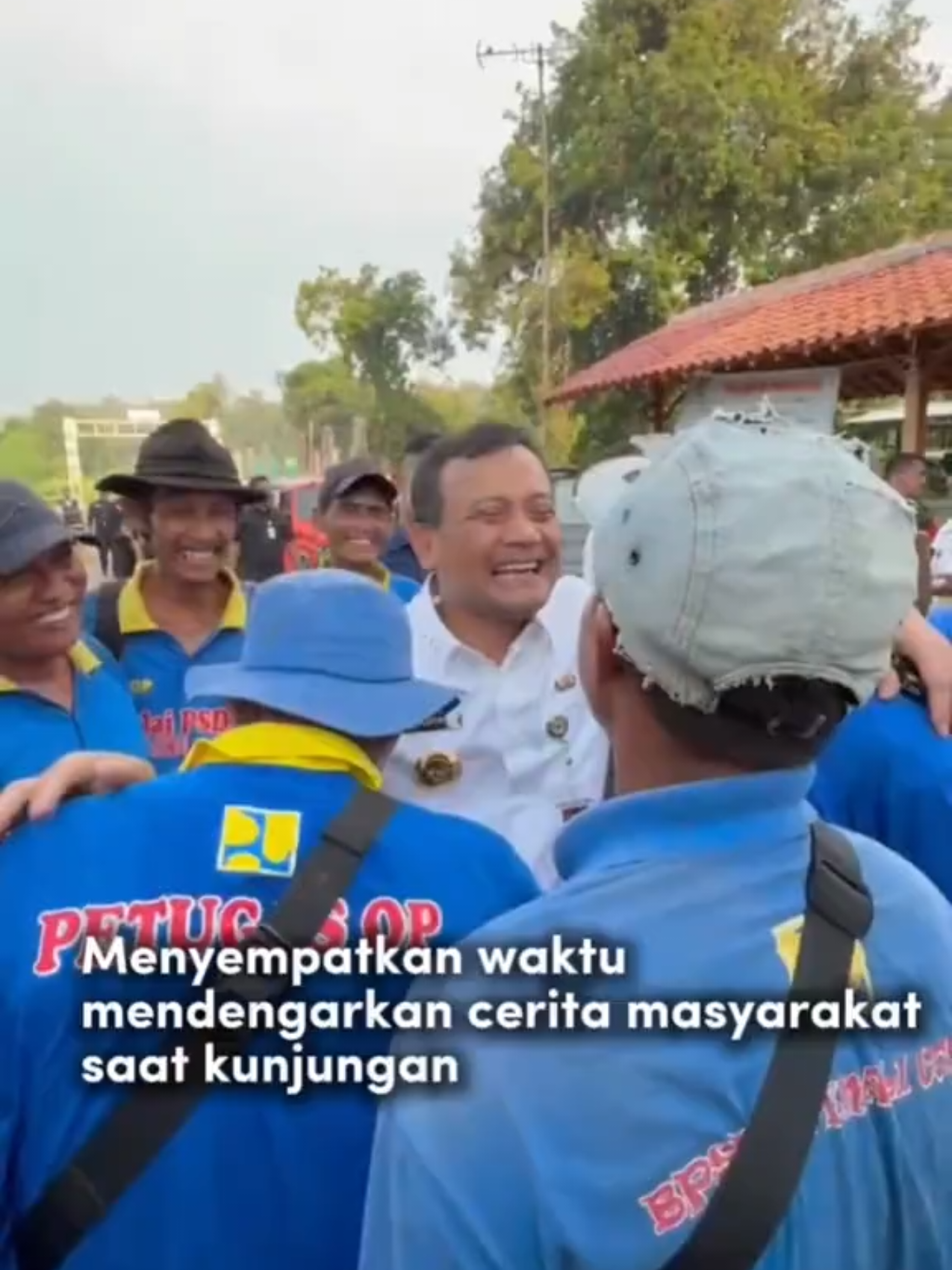 Di sela-sela kunjungan ke Koperasi Merah Putih, saya menyempatkan berbincang dengan masyarakat setempat. Banyak cerita yang mereka bagi—tentang harapan, tantangan, dan perjuangan. Tugas kita bersama adalah hadir, mendengar, dan mencari solusi nyata untuk setiap persoalan mereka. #ngopeninglakoni #ahmadluthfi #jawatengah #gubernurjawatengah #hadiruntukmasyarakatjateng