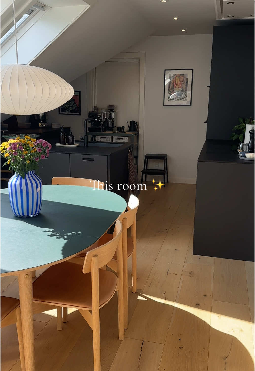 Absolutely love our kitchen and dining area 💫  #homedecor #homeinspo #interiordesign #interior #design #fyp #fyppp #fyppage #copenhagen #denmark #apartment #indretning #kitchen #aestheticvideos #kitcheninspo 