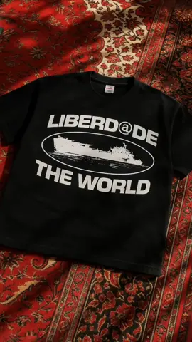 🎥 “Lo bukan anak street kalau belum punya kaos ini 😮‍💨🔥” Tampil beda, tampil bebas. 🖤 LIBERDADE THE WORLD – kaos viral yang lagi rame di FYP! ➡️ Oversize fit ✅ ➡️ Desain nyentrik ✅ ➡️ Cuma Rp69.900!? ✅ 📦 Langsung pre-order, sebelum kehabisan dan nyesel! #streetwearindo #ootdstreetwear #kaosviral #TikTokFashion #liberdade #fyp 