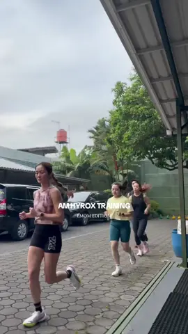 HYROX TRAINING DAY! Everything is in sync, focus on pace & technique. 40 minute EMOM, finish each round with 400m run and then rest for 2 minutes after each round.  📍House of Strength, Bandung.  #hybridathlete #hyroxtraining #hyroxworld #workout #Running 