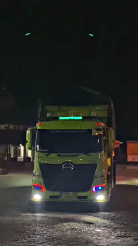 Otw Padang kata abangnya 👌🏻🤩@@Denny_Kitiang St.arifin #sty#stylesumbarn#hino500seriesrb#robbyrotanayuliann#minangrancakr#berandatiktokn#hino500