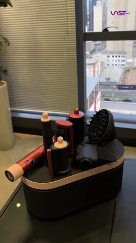 Unboxing Dyson Airwrap Complete Long Diffuse – potência, tecnologia e estilo pra transformar sua rotina! Veja por que esse é o modelador dos sonhos: ✔️ Tecnologia Coanda de última geração – modela, seca e alisa com menos calor e mais saúde pros fios ✔️ Versão Long – perfeita pra cabelos médios a longos, com modeladores mais compridos que facilitam tudo ✔️ Novo difusor – define cachos, reduz frizz e distribui o calor de forma uniforme pra resultados de salão ✔️ Acessórios versáteis – escova alisadora, escova volumizadora, modeladores de cachos e bocal de secagem rápida ✔️ Design premium e intuitivo – leve, ergonômico e com acabamento impecável ✔️ Indicado pra todos os tipos de cabelo – liso, ondulado, cacheado ou crespo Garanta já o seu na VAST Shop, com o melhor preço e entrega rápida direto dos EUA! #DysonAirwrap #UnboxingVAST #VASTShop #BelezaTecnológica #CabelosPerfeitos #StylingPremium #ImportadosEUA #HairGoals #AirwrapLongDiffuser 