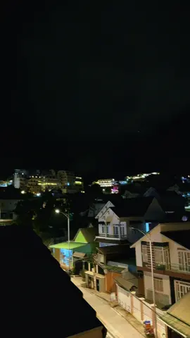 Tiếng báo thức tui thích nghe nhất là “xe sắp tới bến xe liên tỉnh, xin mời quý khách thức dậy, kiểm tra tư trang hành lý, nhiệt độ hiện tại là 16 độ C, chúc quý khách có chuyến đi Đà Lạt vui vẻ” 😗  #MơDalatsVillage #Dalats 