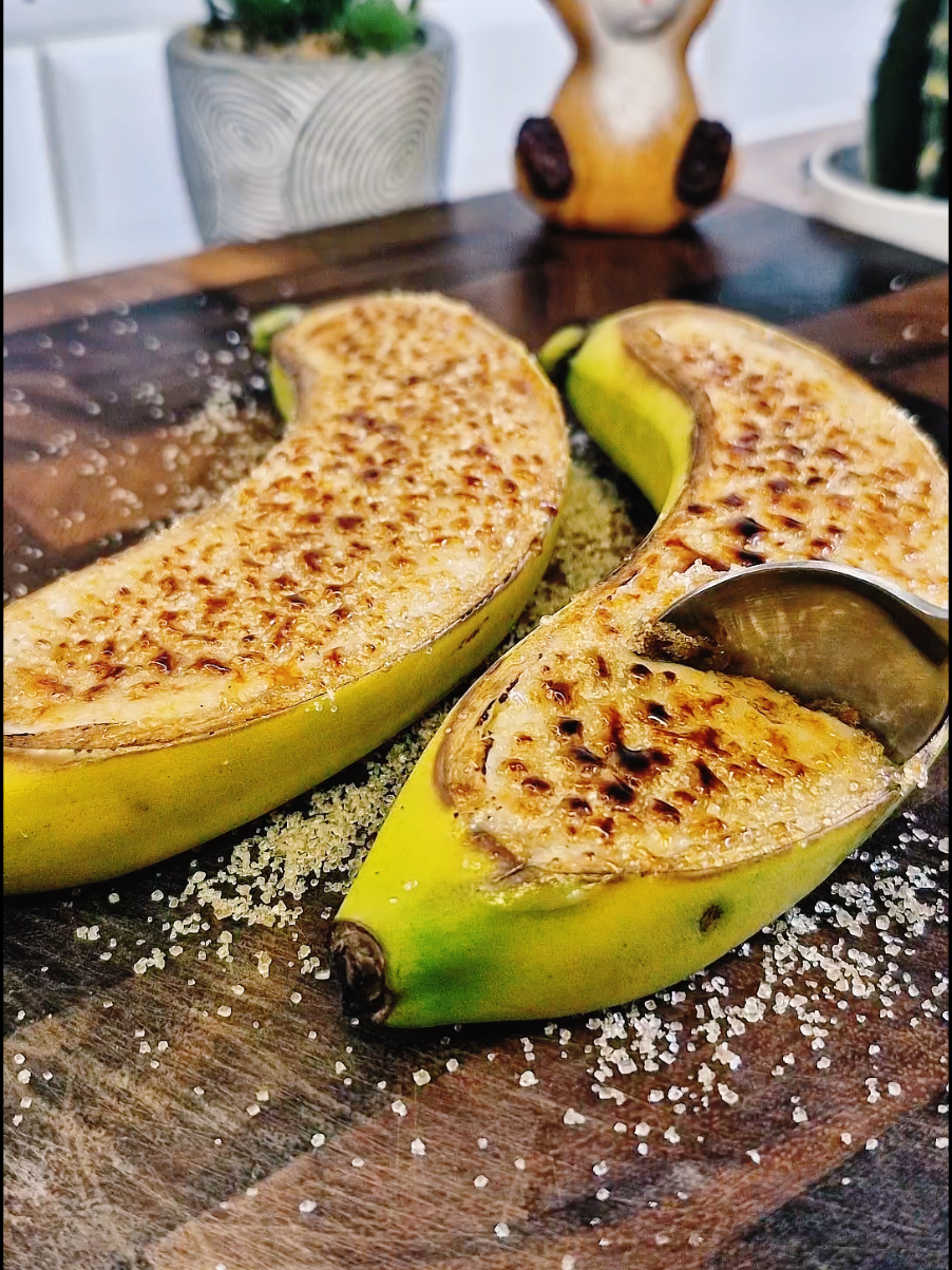 🍌✨ Crème brûlée banane façon panna cotta – la douceur tropicale à tester d'urgence ! 🌴🔥 Une texture fondante, une saveur de banane vanillée, un petit twist de rhum... et ce craquant du sucre caramélisé 😍💥 📝 Ingrédients : 3 bananes bien mûres 🍌 300 ml de crème 🥛 300 ml de crème de coco 🥥 1 gousse de vanille 🌼 Un trait de rhum ambré 🥃 1 càc d’agar-agar 🌿 Sucre roux pour caraméliser 🔥 💡Astuce : laisse bien infuser la vanille pour un max de goût 😋 👇Dis-moi en commentaire si tu testes ! #recettefacile #crèmebrûlée #pannacotta #dessertmaison #banane #cuisinemaison #recetterapide  #faitmaison #gourmandise #dessertlover  #chesterfoodies 