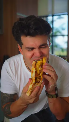 Esfiha Canoa com Massa de Batata 🚣🏻 Veja se essa receita merece um lugar fixo na sua cozinha: Ingredientes: – 300g de trigo (pode usar um pouco mais se sua farinha tiver pouca proteína) – 100g de batata cozida – 100g da água do cozimento – 40ml de azeite – 6g de sal – 6g de fermento biológico seco Modo de preparo: 	1.	Misture a batata e a água ainda quentes com apenas parte do trigo e o sal — não use tudo de uma vez. 	2.	Isso cria um pré-gel com a técnica do tangzhong, que melhora a textura da massa, deixando mais macia e úmida por mais tempo. 	3.	Espere esfriar. 	4.	Adicione o fermento e o restante do trigo. Amasse bem. 	5.	Quando a massa estiver uniforme, coloque o azeite e sove até incorporar por completo. 	6.	Descanse por 10 minutos, corte em 8 ou mais partes, boleie e deixe fermentar por 1 hora. 	7.	Estique com o rolo, modele em formato de canoa e recheie como quiser — aqui foi com carne de panela e queijo. 	8.	Asse no forno bem quente até dourar. Massa leve, elástica, saborosa e muito fácil de trabalhar.