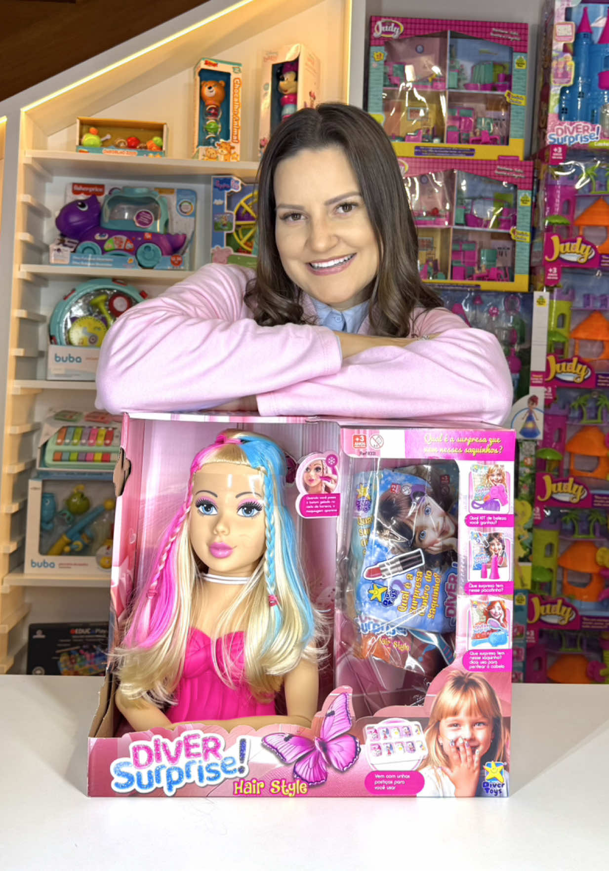 Uma surpresa cheia de estilo! ✨ No vídeo de hoje, apresentamos a cabeça de boneca Diver Surprise Hair Style, uma verdadeira oficina de beleza para soltar a criatividade na hora de pentear, colorir e decorar os cabelos! 💇‍♀️💖 Com acessórios incríveis, mechas coloridas e até surpresas escondidas, esse brinquedo transforma qualquer brincadeira em um dia de salão! 💅🎀 🎁 Diversão garantida para quem ama criar penteados e brincar de se arrumar! #diversurprise #brinquedododia #cabeloscoloridos #criatividadeinfantil #brinquedocriativo #brincandodecabeleireira #lojadebrinquedos