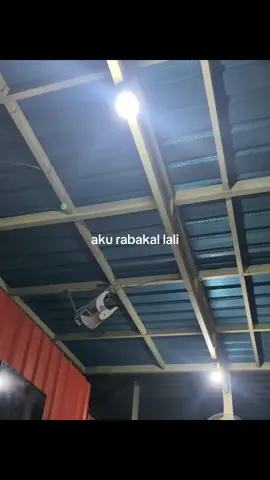 mata bisa lupa siapa saja yang pernah dia lihat, tapi hati tidak akan pernah lupa siapa yang pernah di cintai.