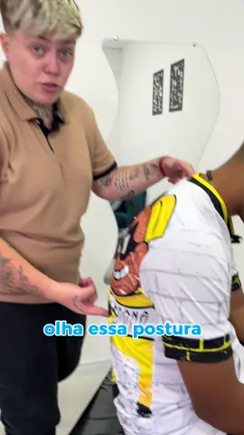 Antes do ajuste: ponto de interrogação ❓ Depois: ponto de exclamação! 😄 Quem aí também tá precisando daquele estalo da salvação?  Marca o(a) amigo(a) que vive envergado e finge que tá tudo bem! 👇🏻 📲 (11) 93227-3333 #quiropraxia #francisquiro #ajuste #dornacoluna #coluna #quiropraxista #mapostura #aliviodador 